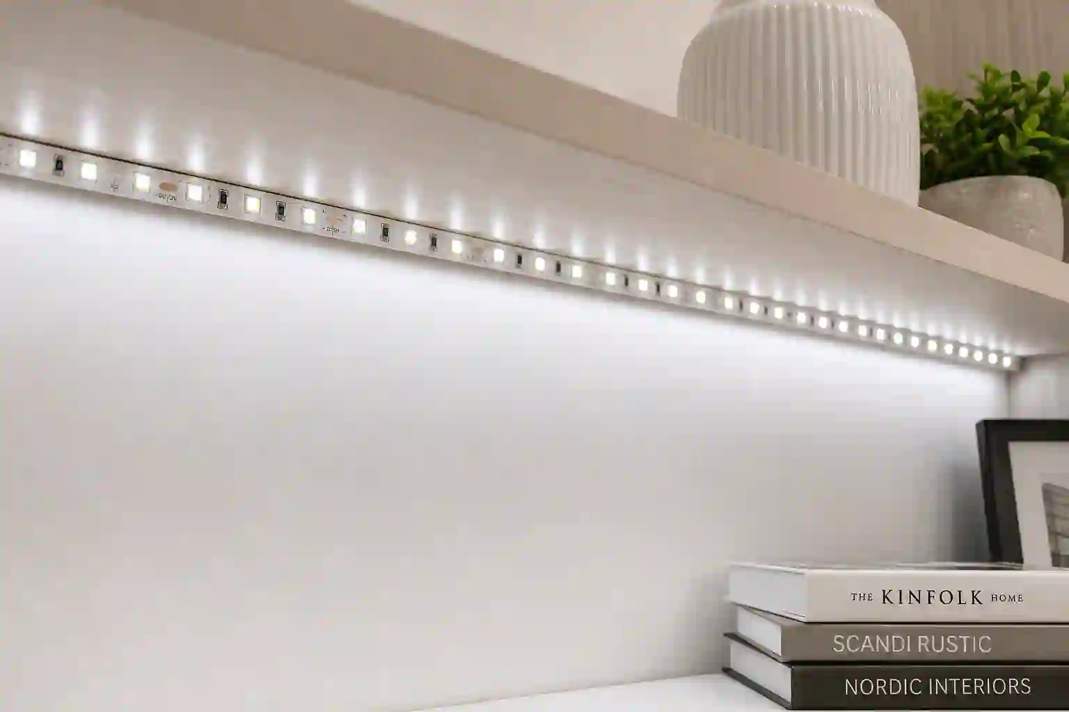 Interiérové osvětlení se zalitým LED páskem 12V 12W/m IP50